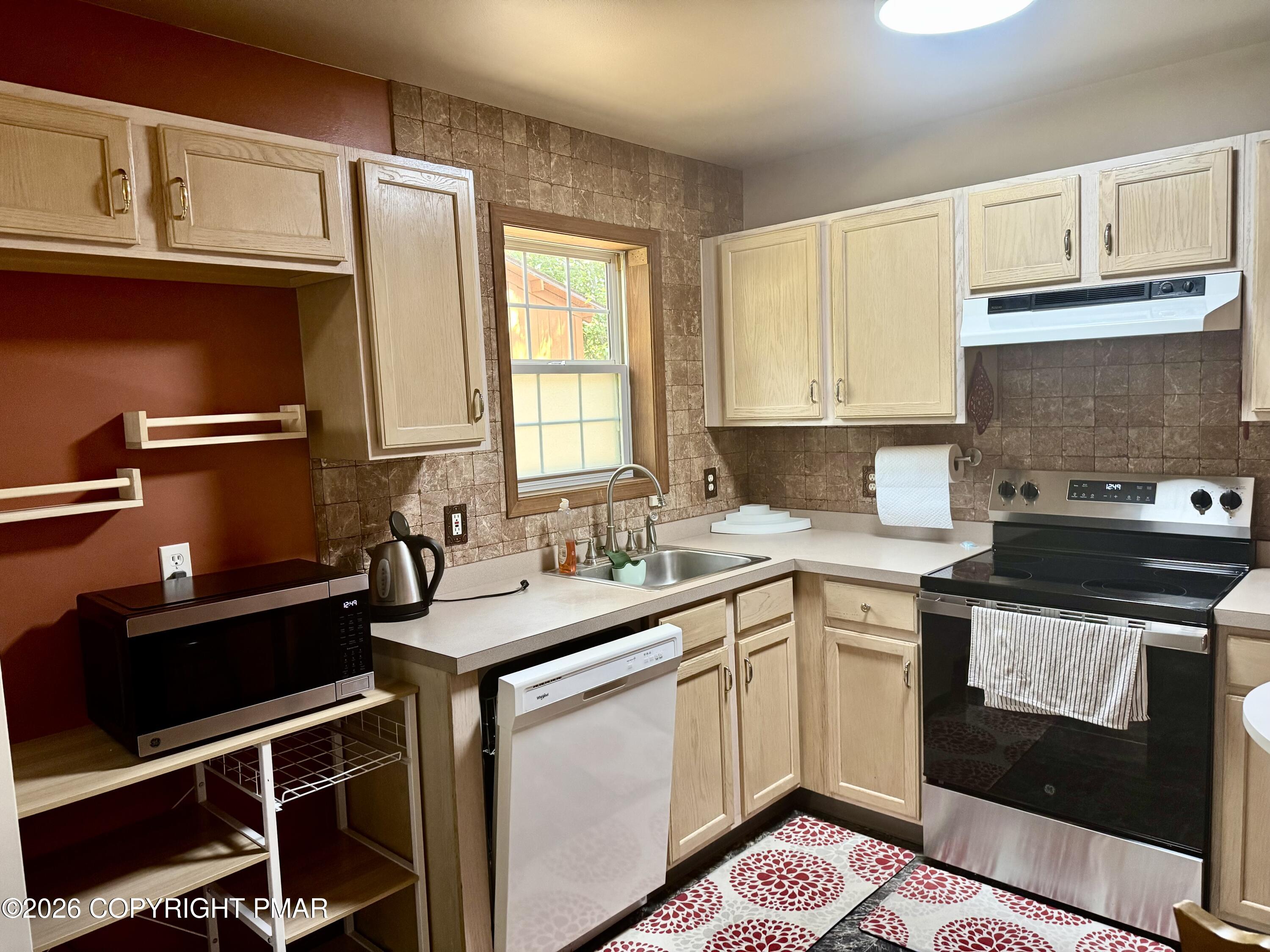 9853 Deerwood Drive Property Photo 6
