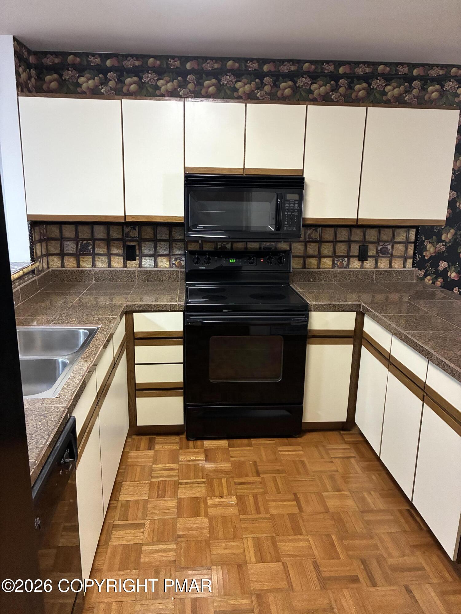 419 Tudor Court Property Photo 9