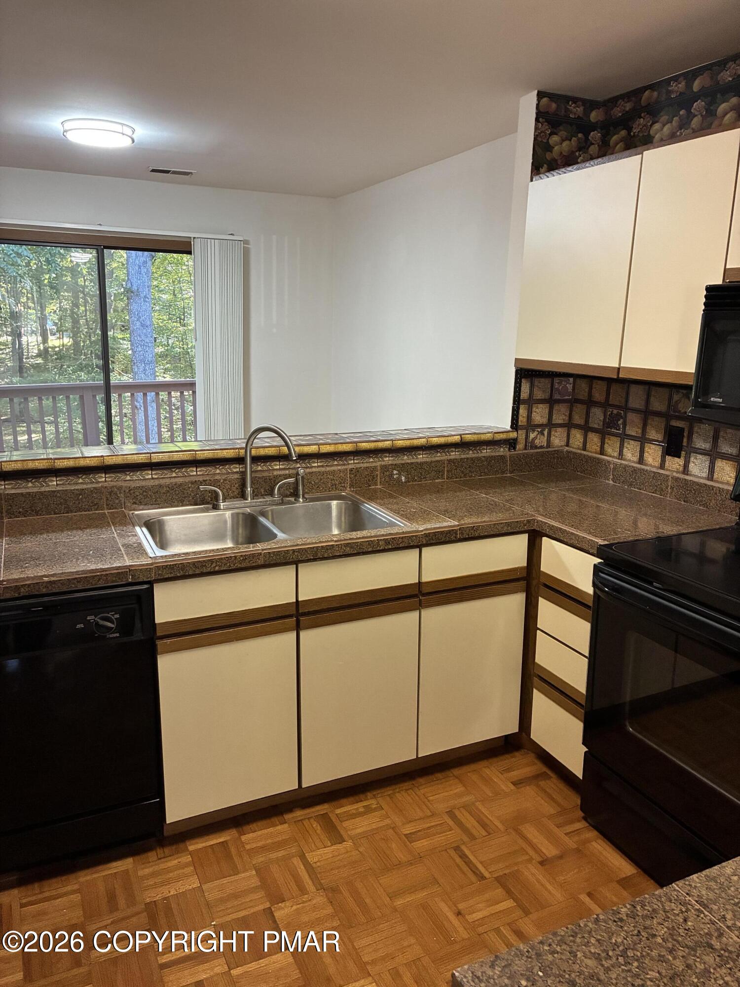 419 Tudor Court Property Photo 10