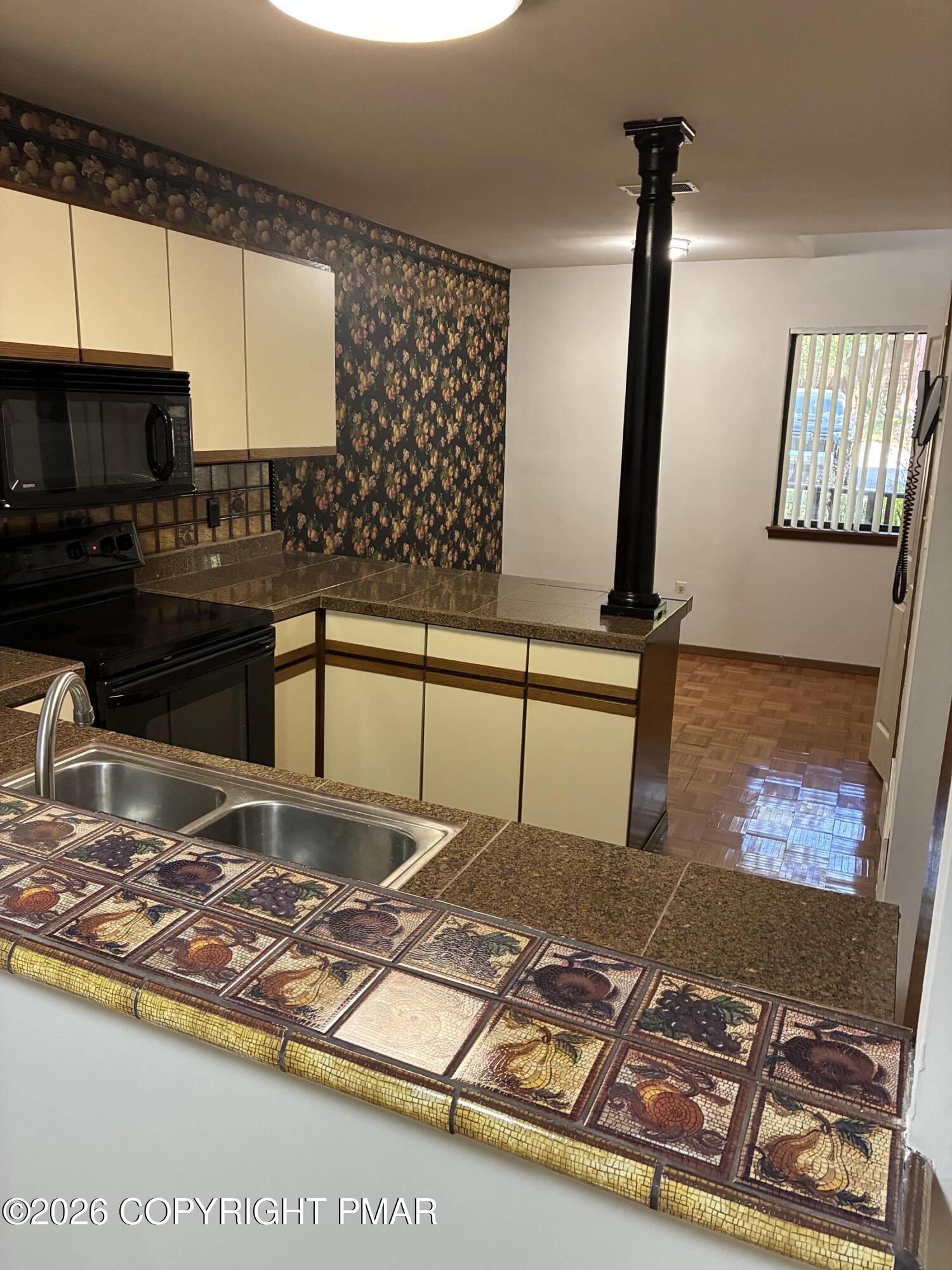 419 Tudor Court Property Photo 11