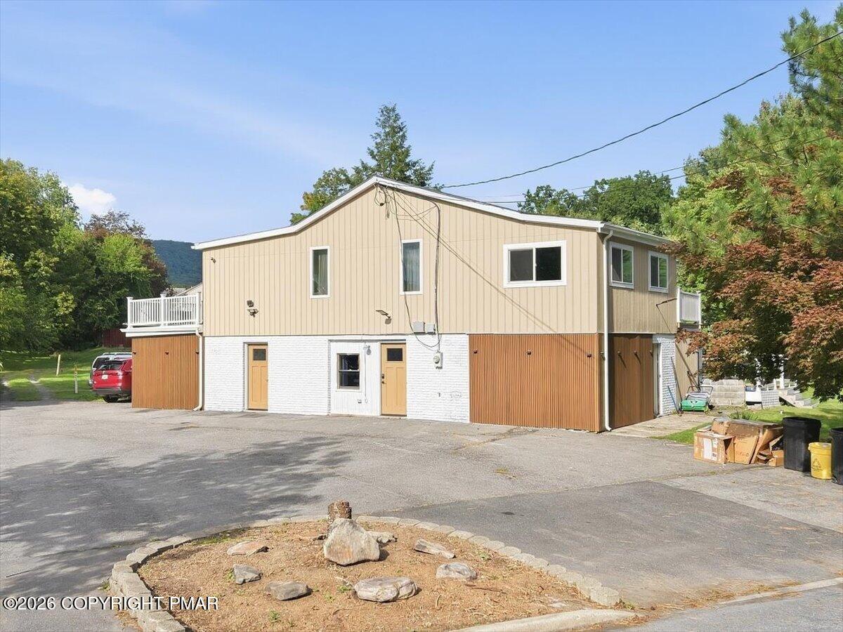 136 E West Street Property Photo 1