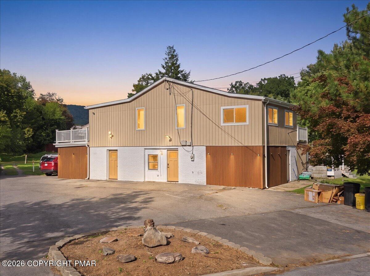 136 E West Street Property Photo 2