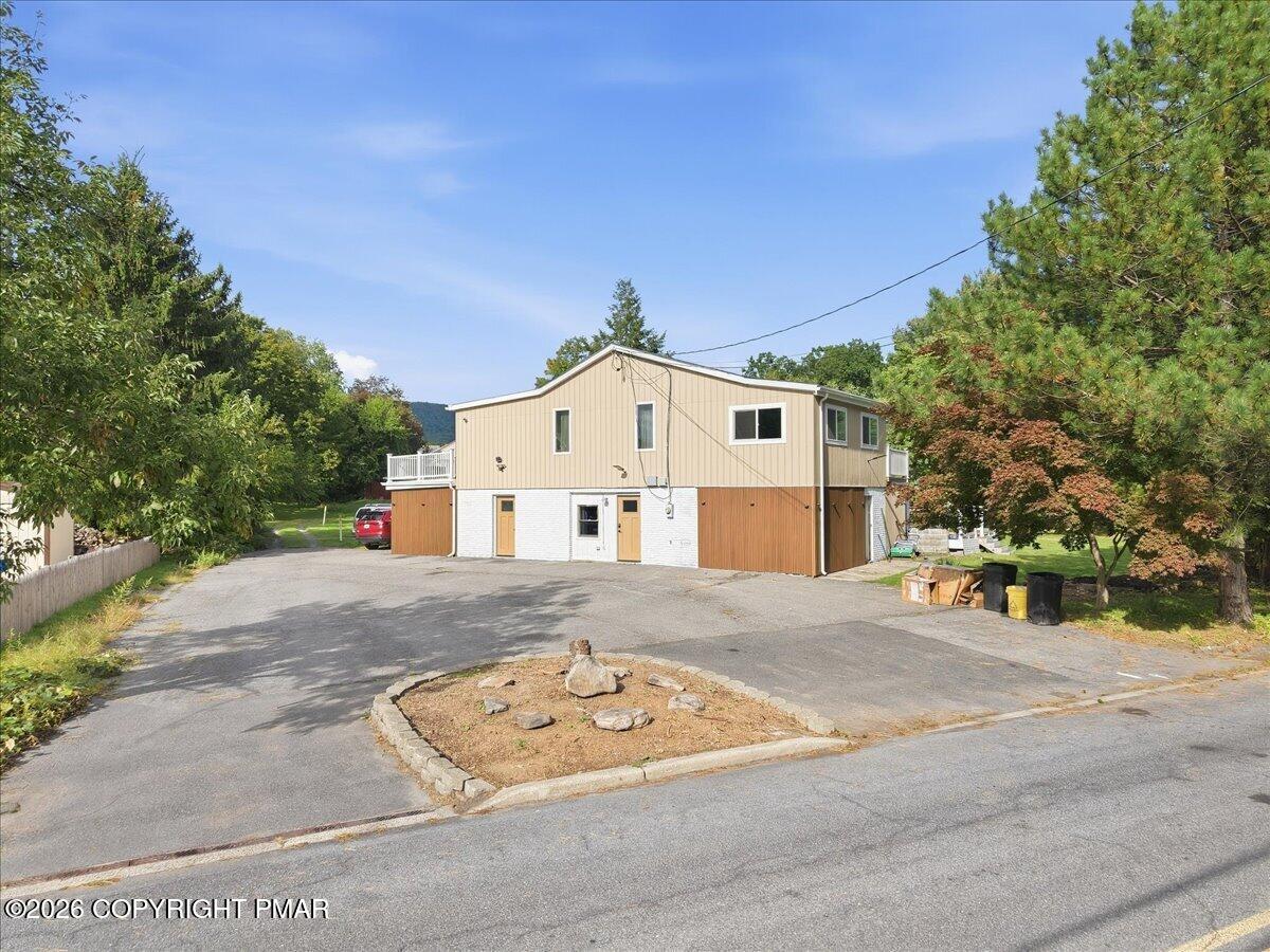 136 E West Street Property Photo 3