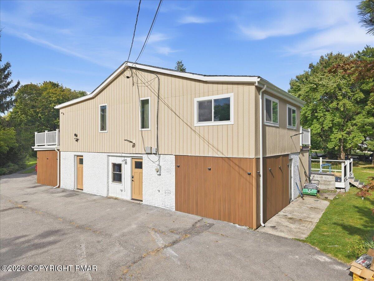 136 E West Street Property Photo 4