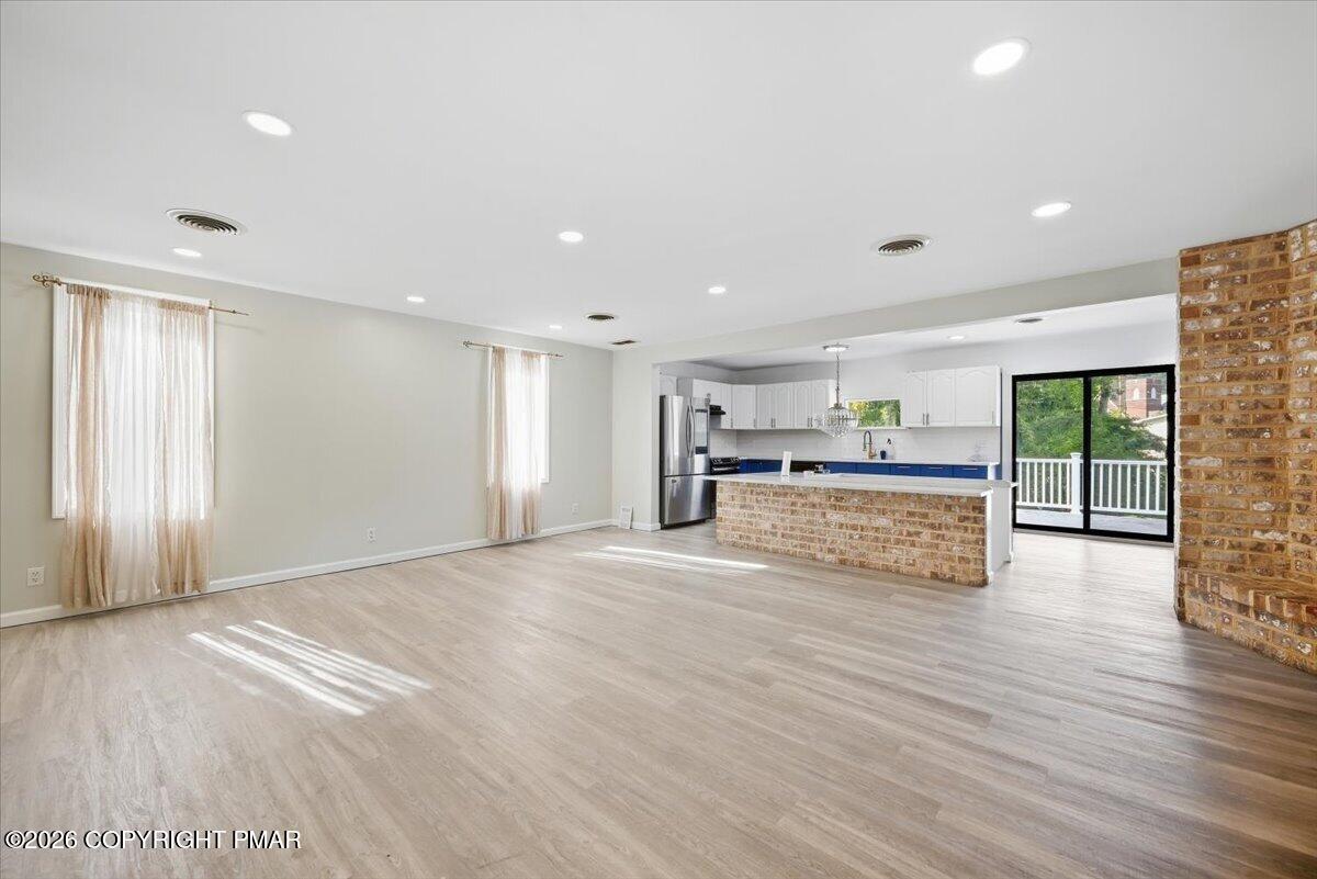 136 E West Street Property Photo 6