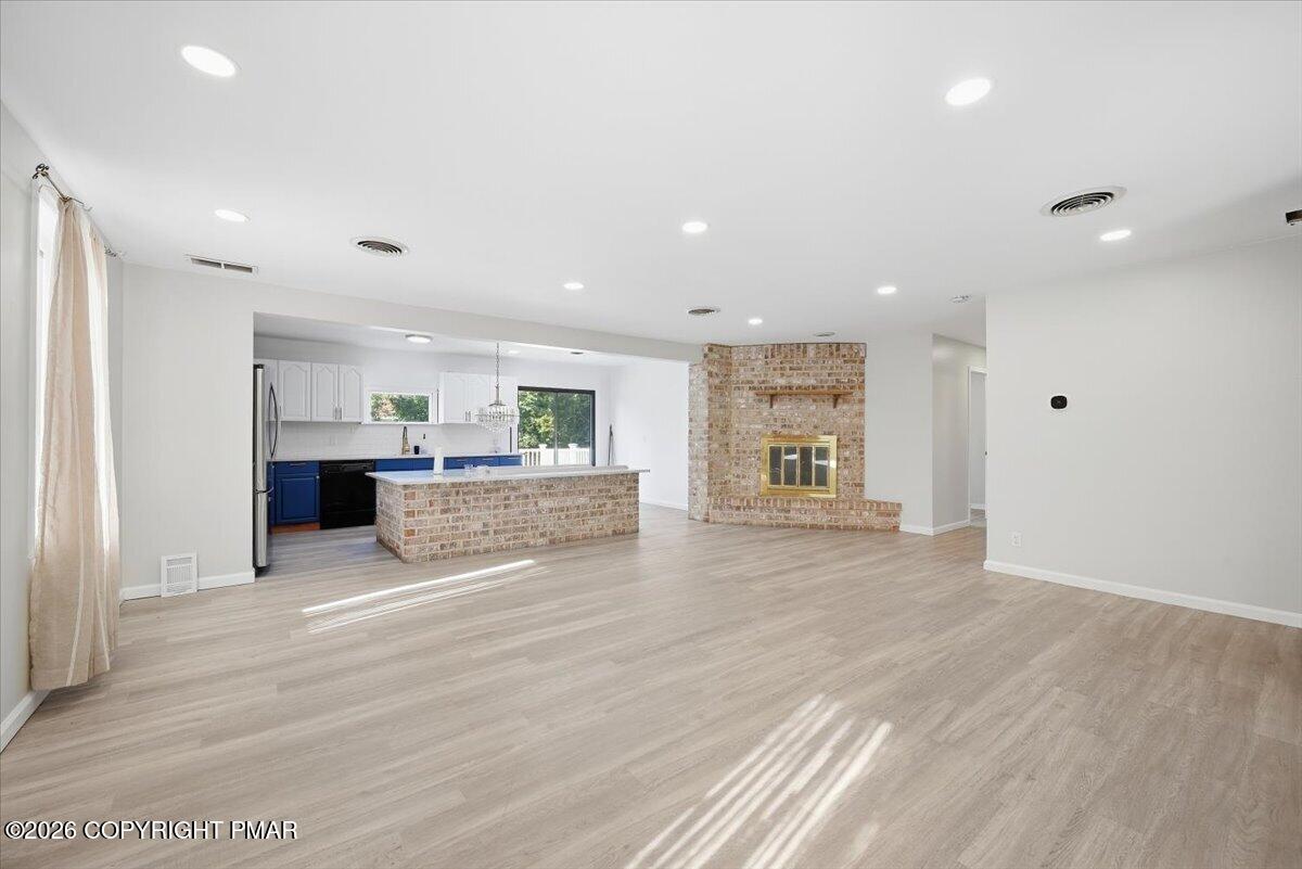 136 E West Street Property Photo 7