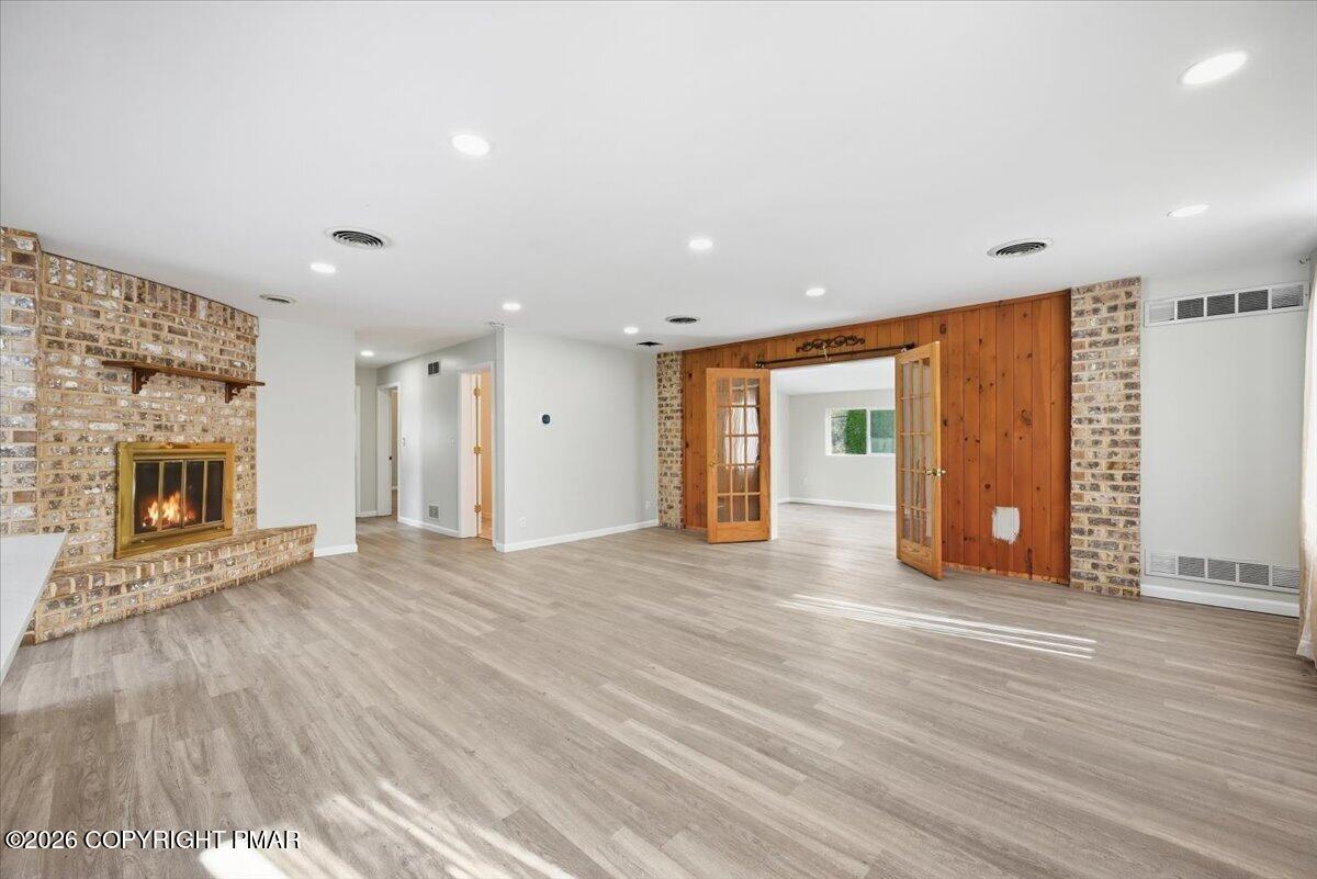 136 E West Street Property Photo 8