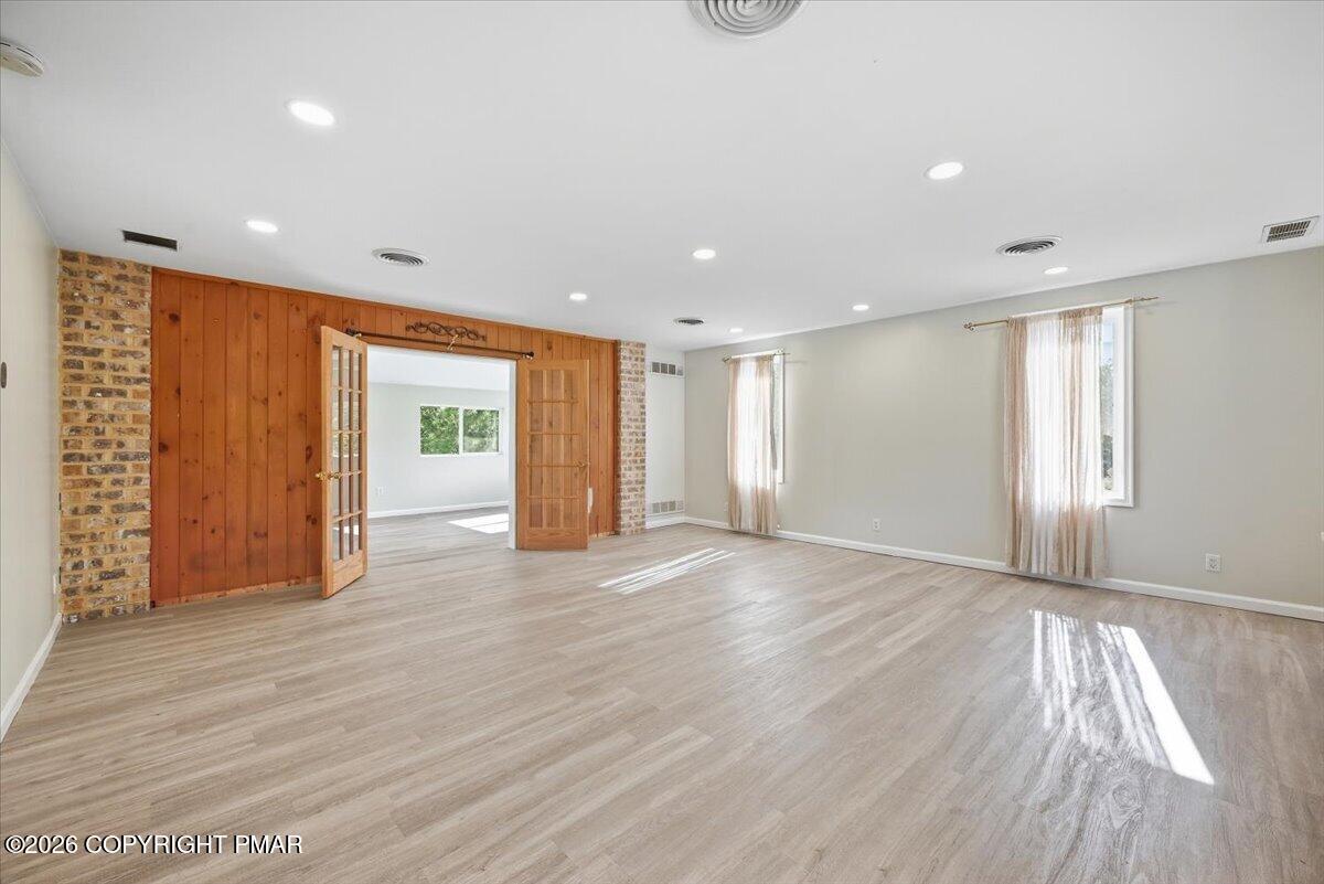 136 E West Street Property Photo 9
