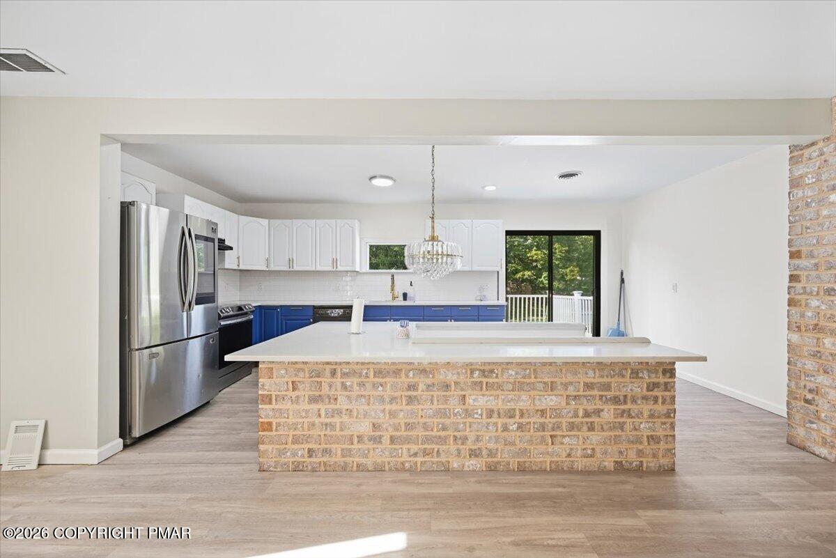136 E West Street Property Photo 11