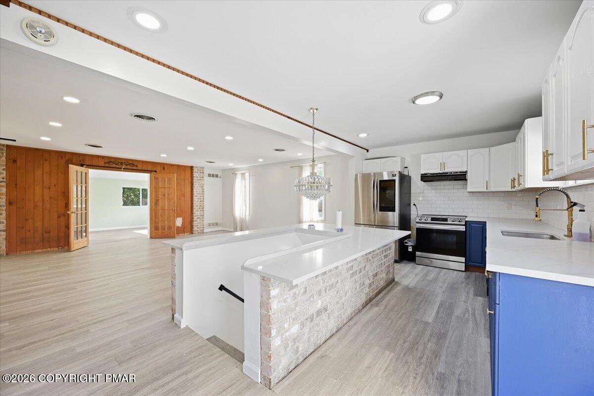 136 E West Street Property Photo 14