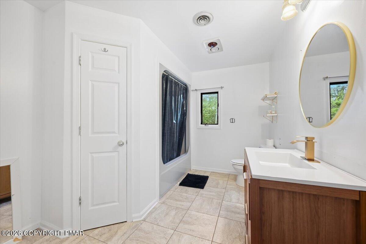 136 E West Street Property Photo 28
