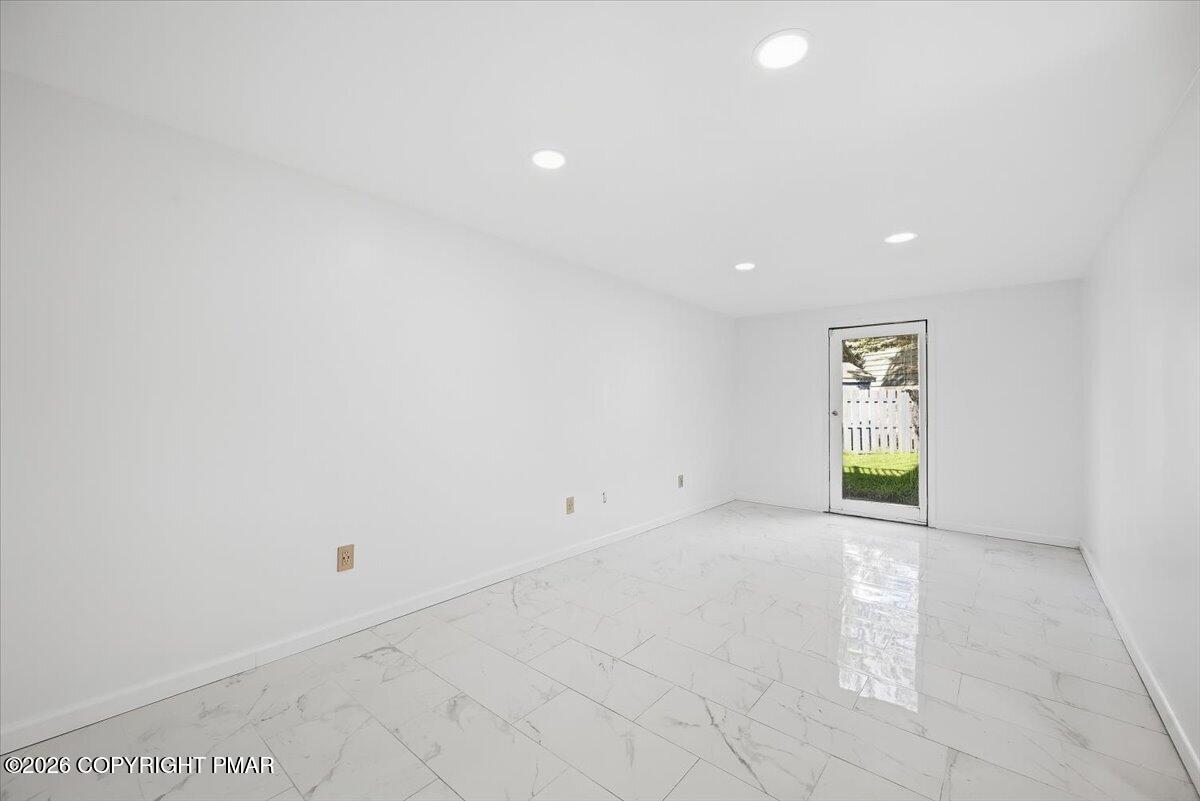 136 E West Street Property Photo 32