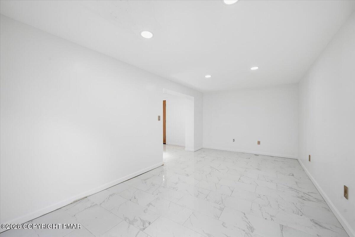 136 E West Street Property Photo 34