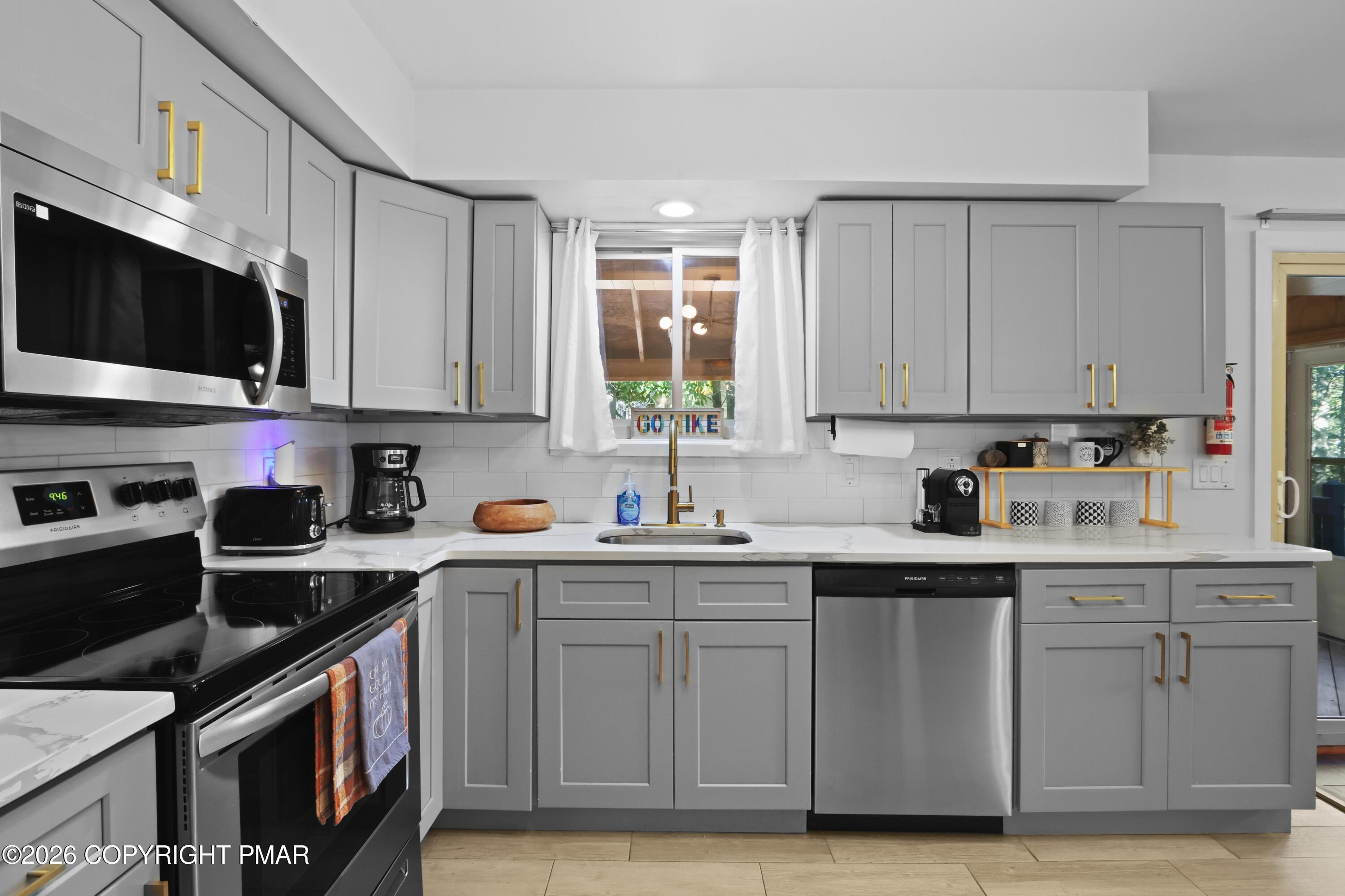 9820 Deerwood Drive Property Photo 16