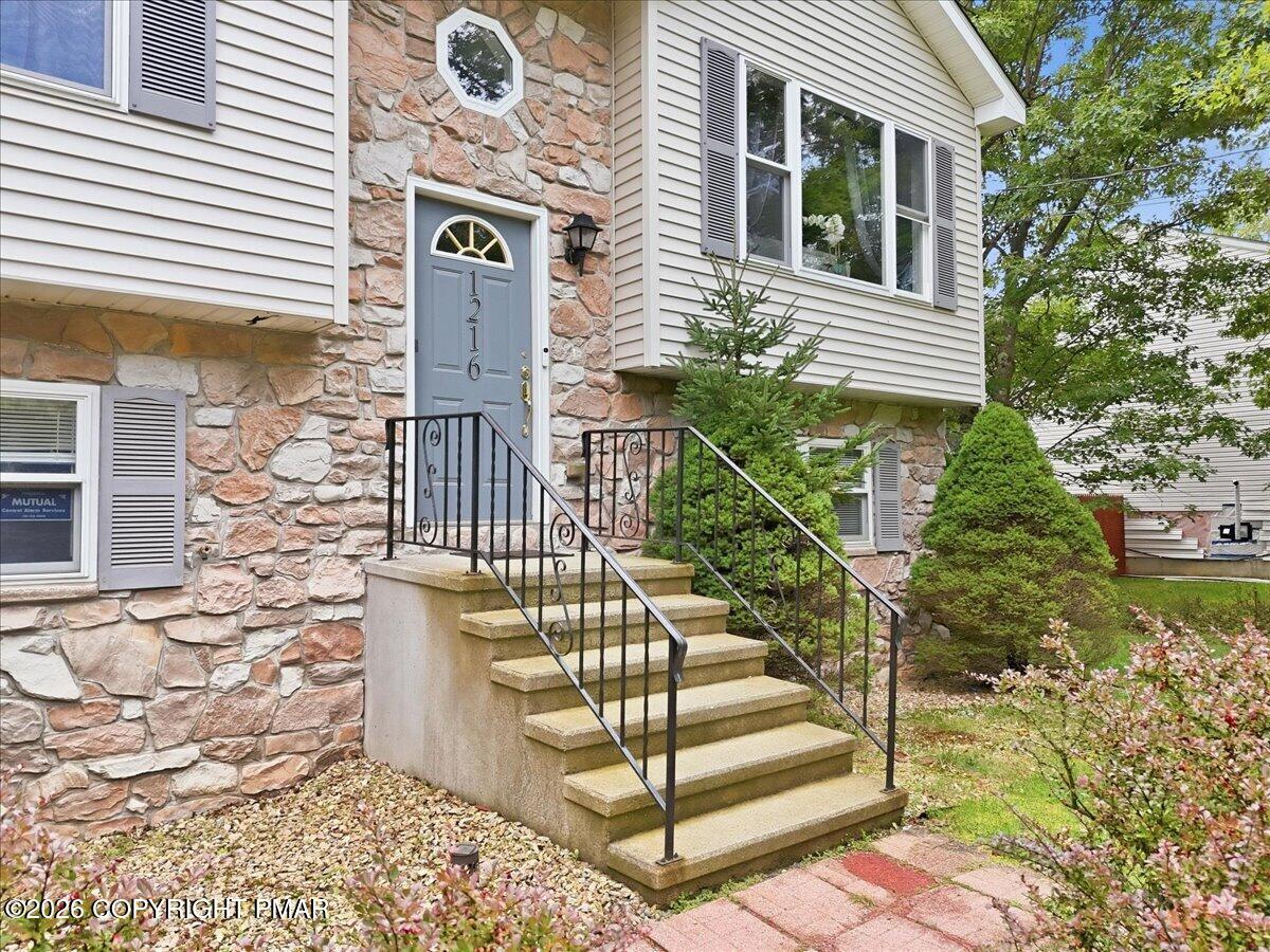 1216 Glade Drive Property Photo 8