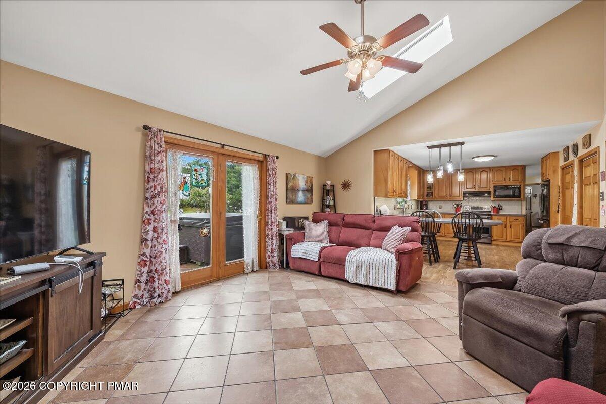 322 W 10th Street Property Photo 16