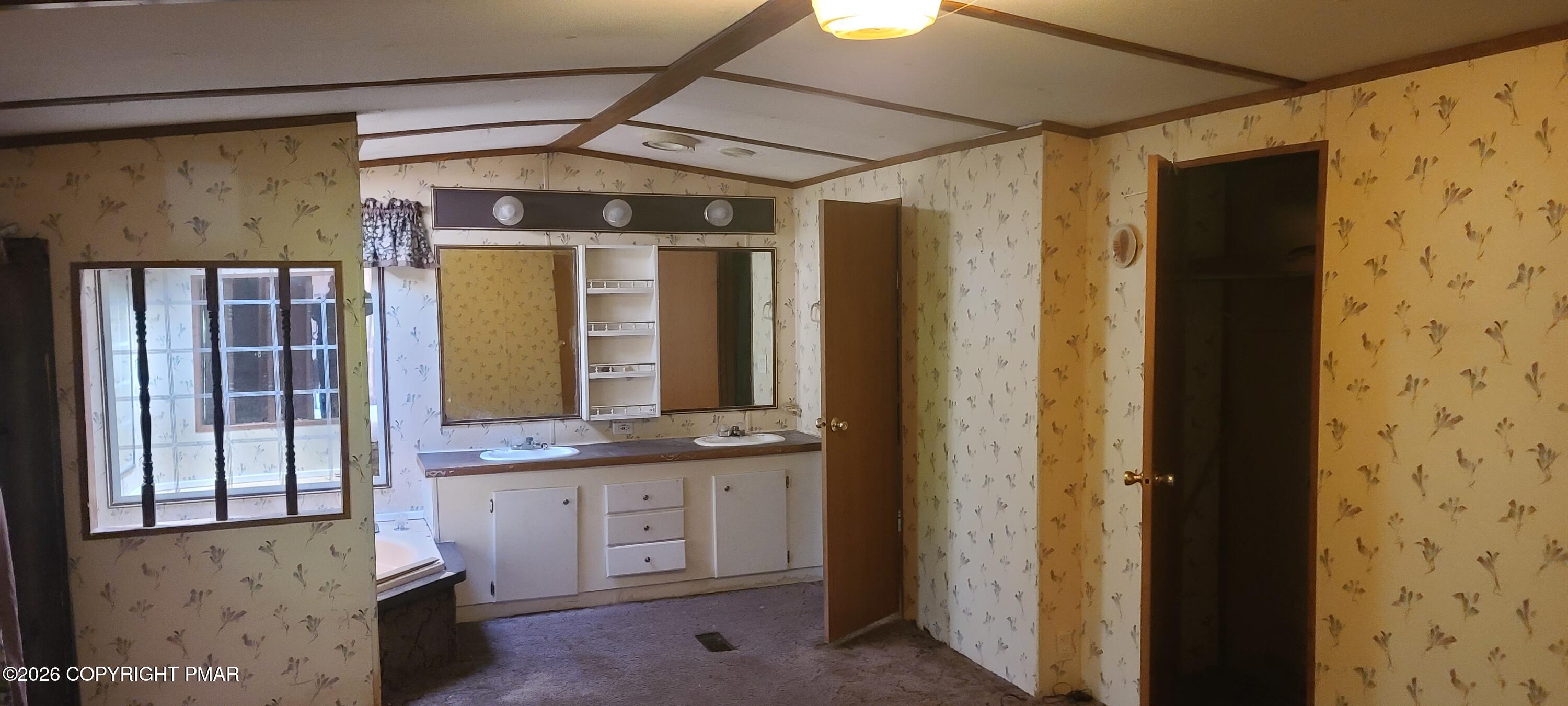126 Paul Terrace Property Photo 4