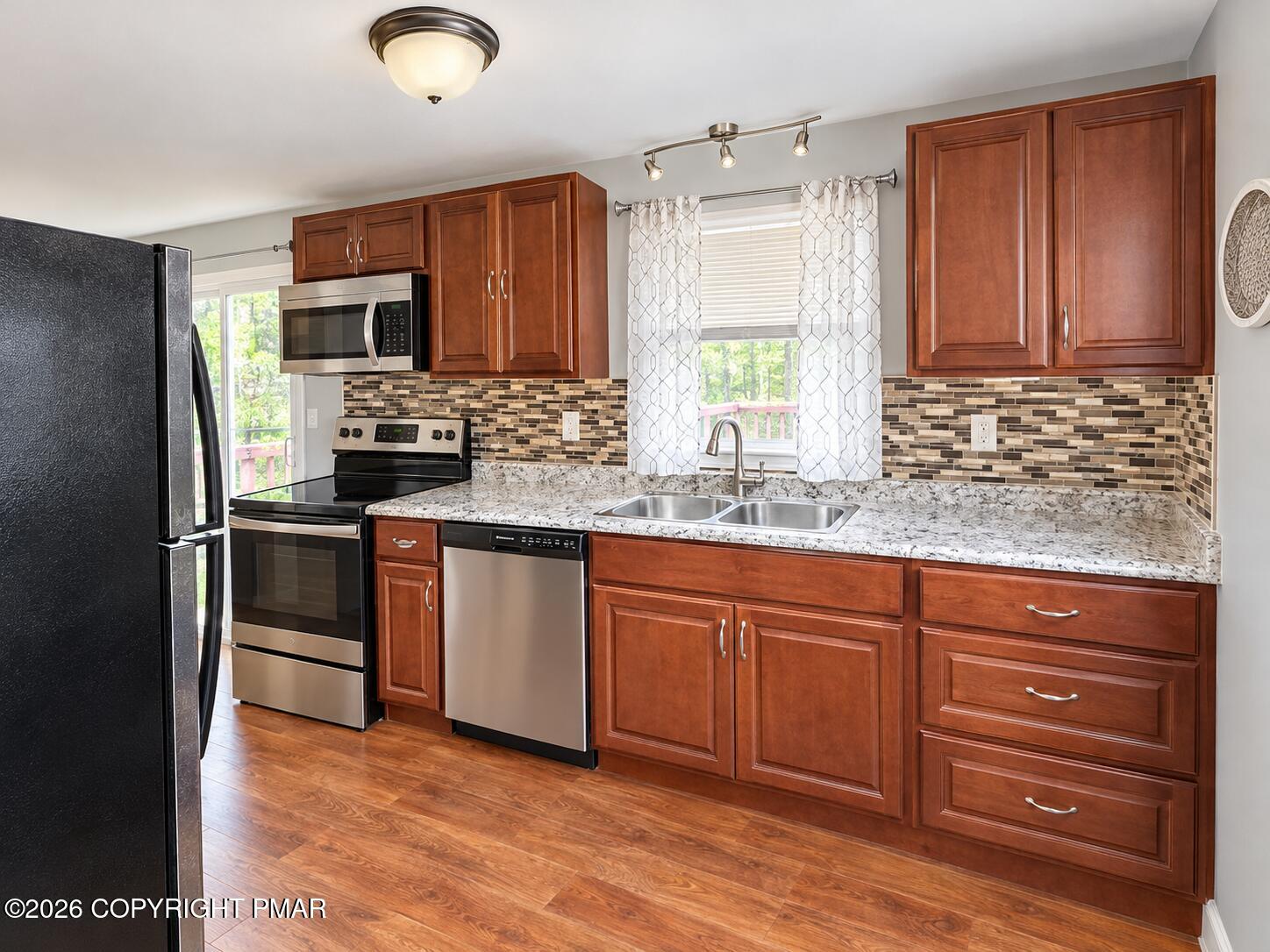 7506 Crestview Drive Property Photo 3