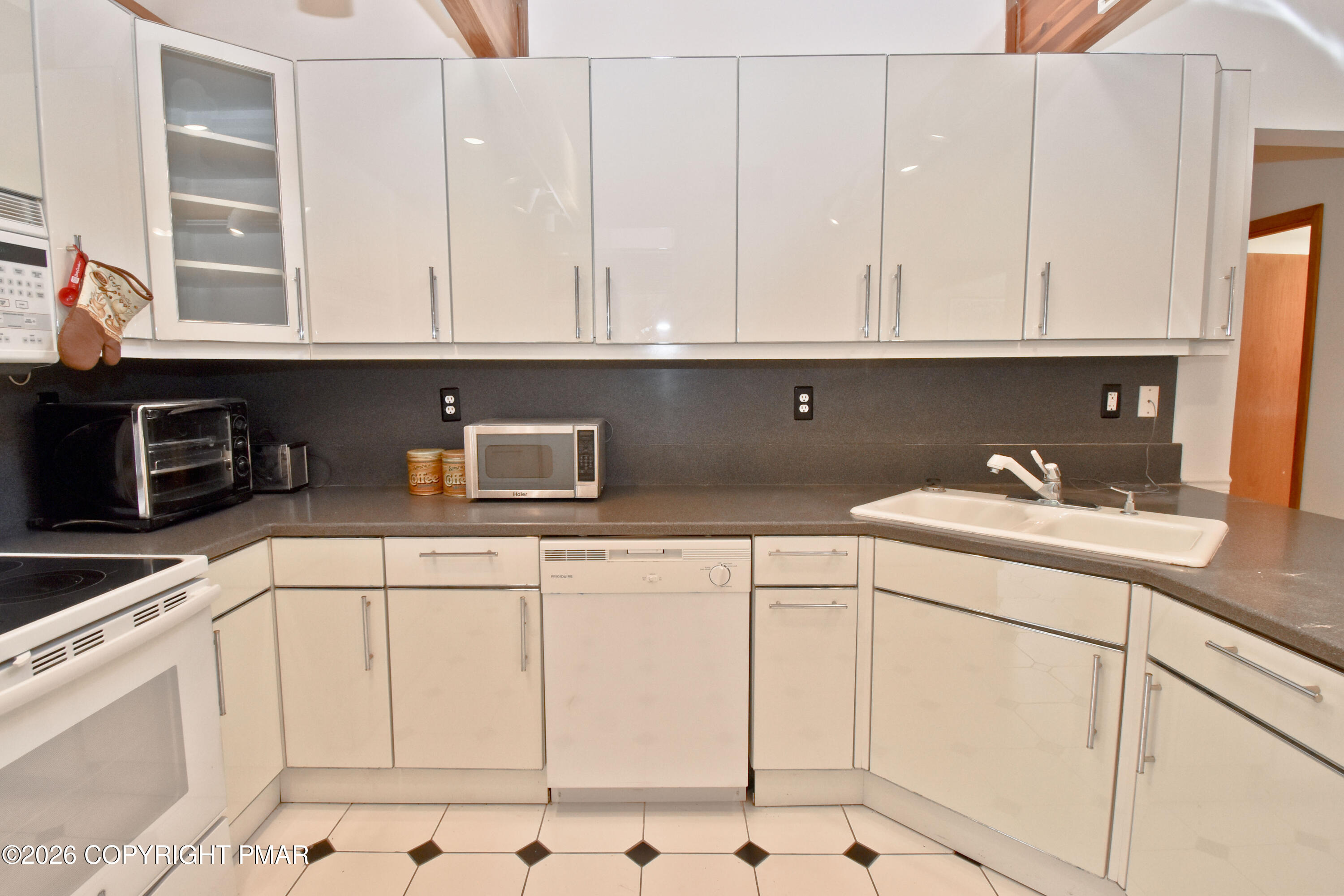 218 Larch Oval Property Photo 21