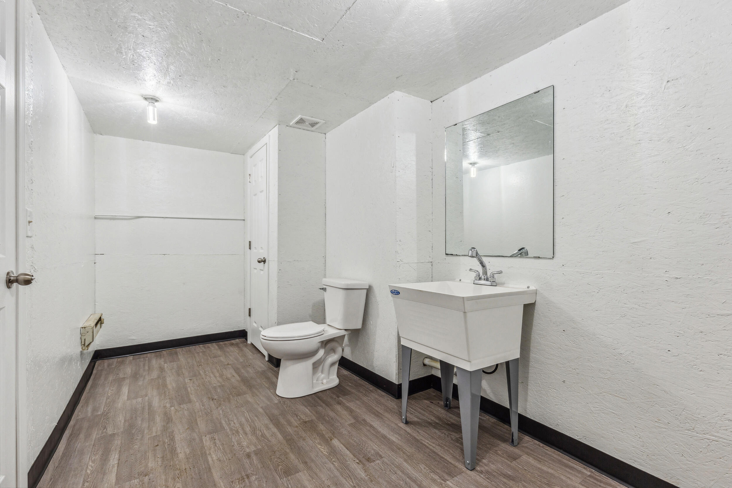 320 8th Street W Property Photo 5