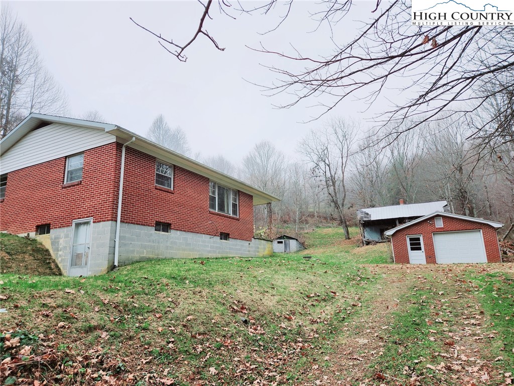 6104 Howards Creek Road Property Photo 23