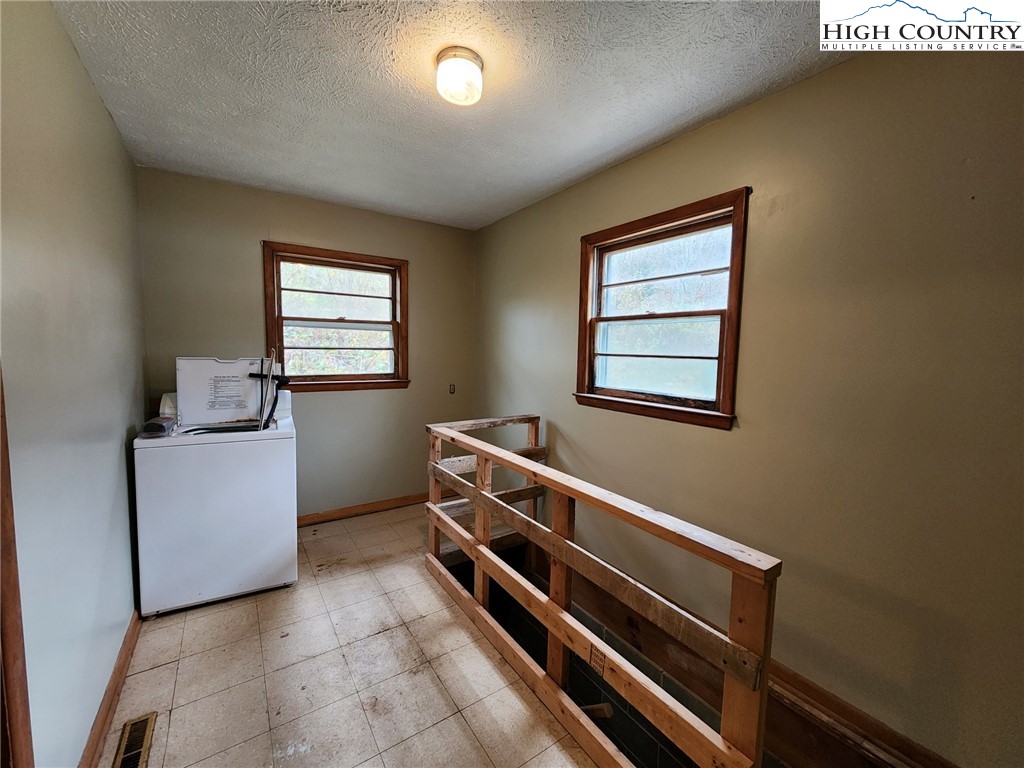 6104 Howards Creek Road Property Photo 42