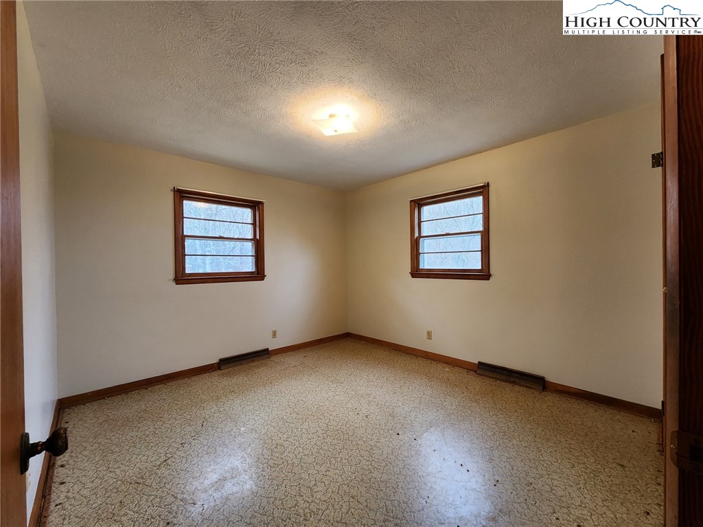 6104 Howards Creek Road Property Photo 43