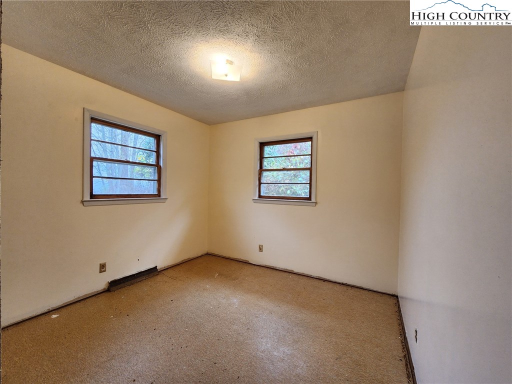 6104 Howards Creek Road Property Photo 44