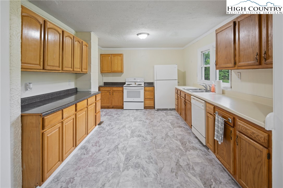 1227 Poga Road Property Photo 6