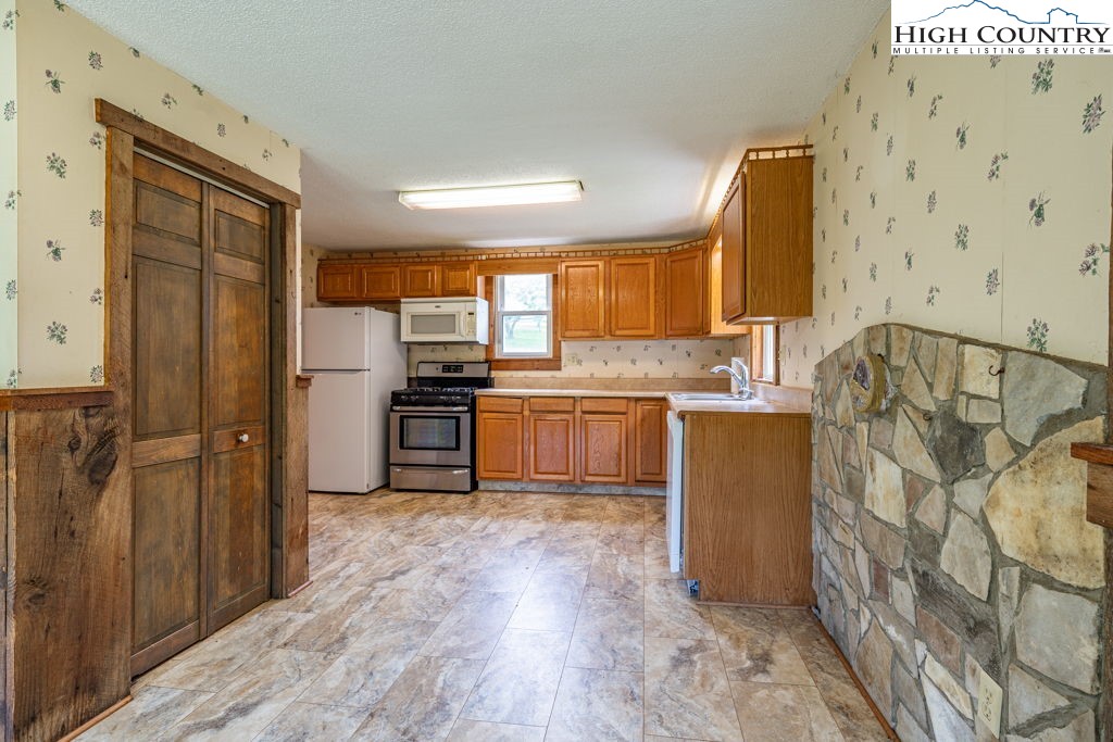 175 Roaring Fork Road Property Photo 6