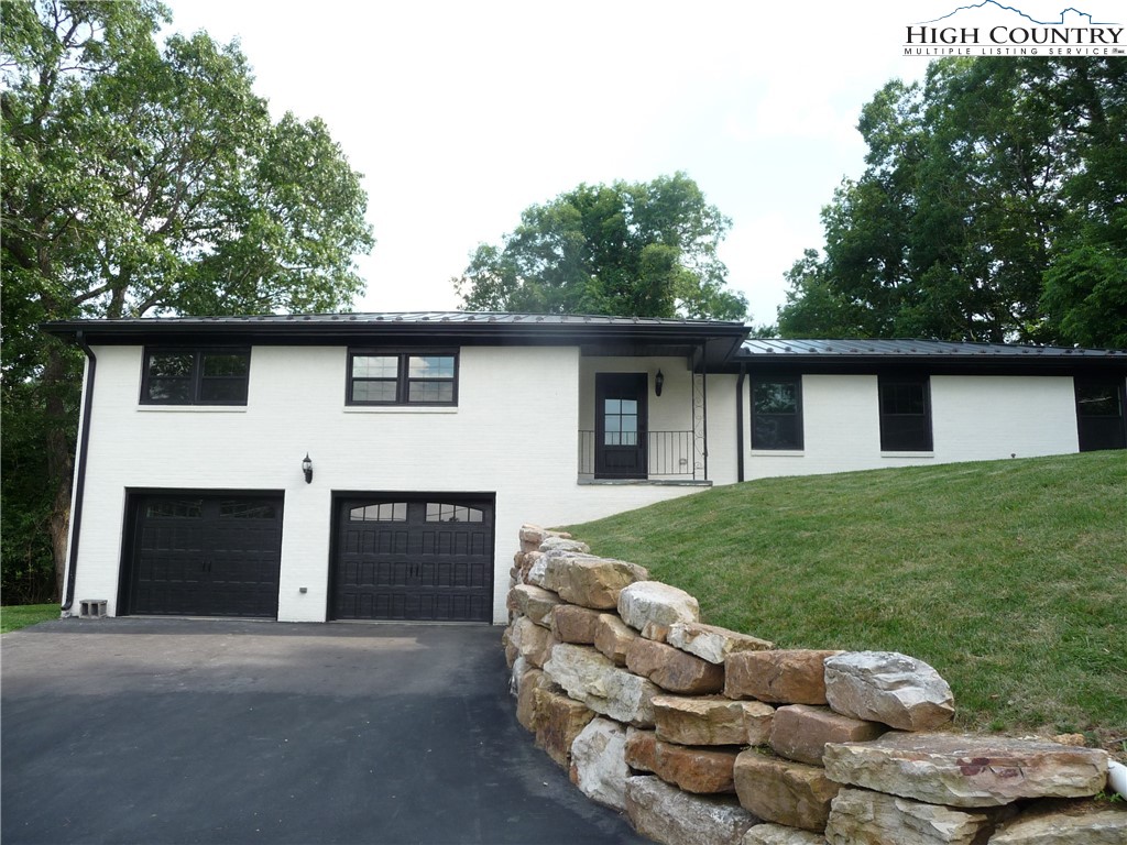 384 New River Heights Property Photo 1