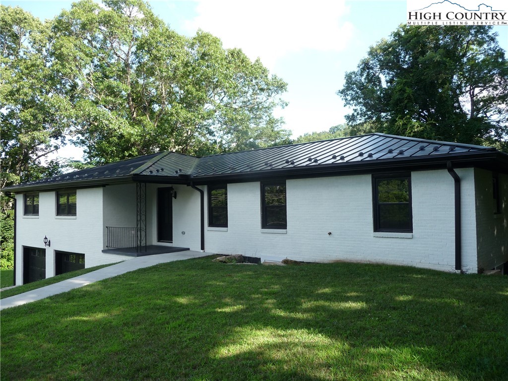 384 New River Heights Property Photo 2