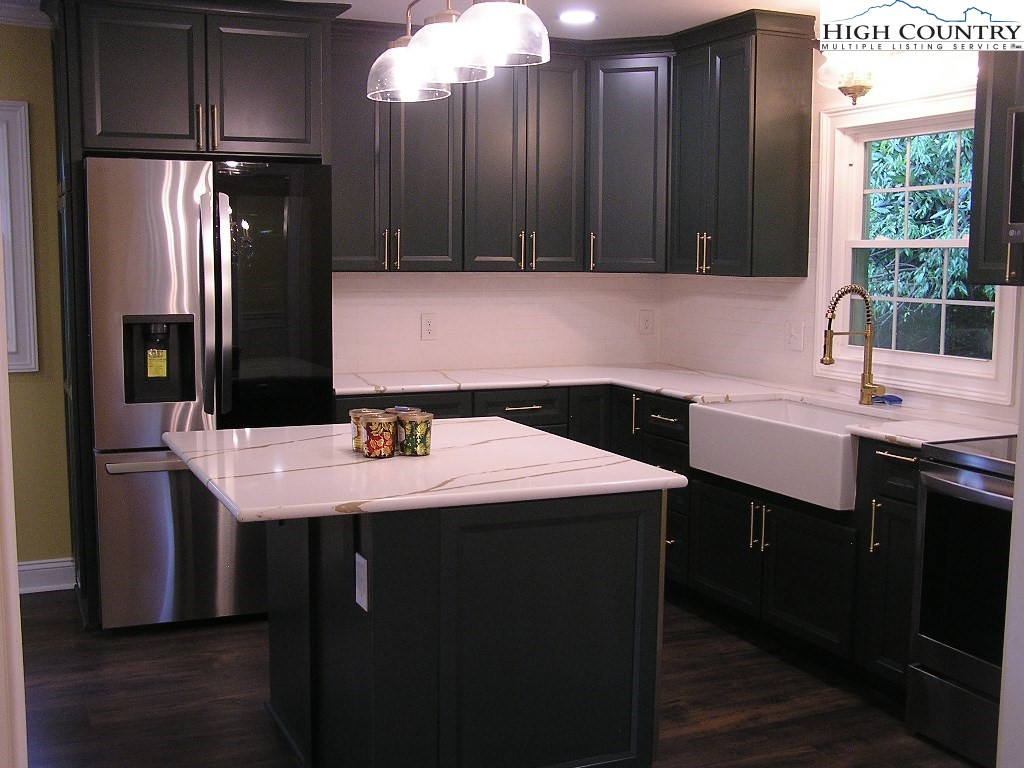 384 New River Heights Property Photo 8