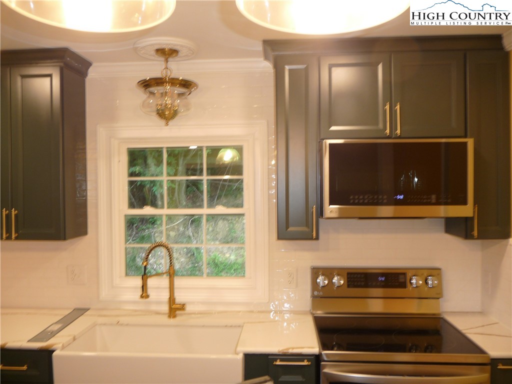 384 New River Heights Property Photo 10