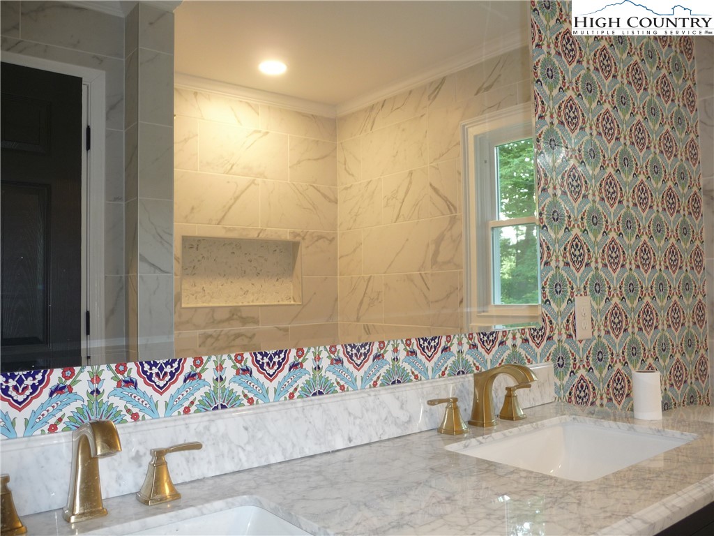 384 New River Heights Property Photo 20
