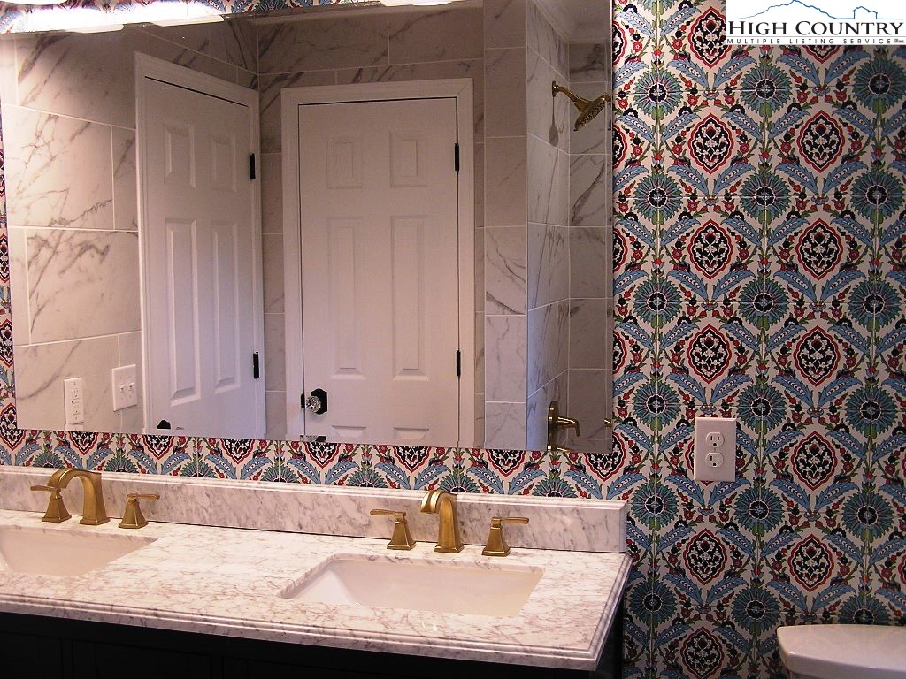384 New River Heights Property Photo 21