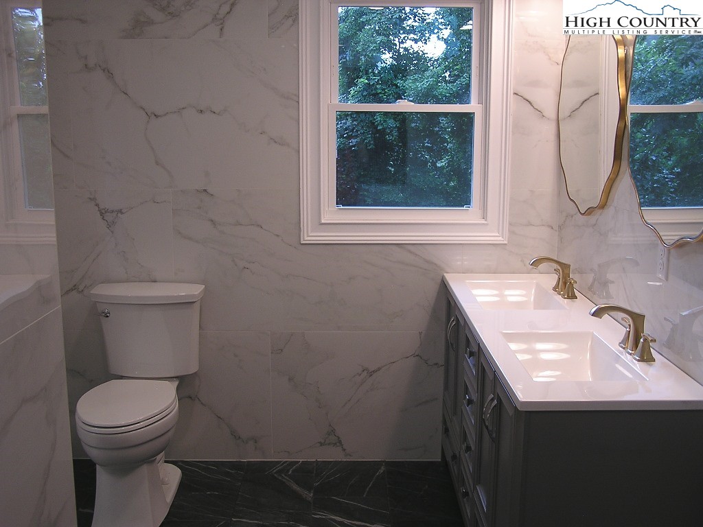 384 New River Heights Property Photo 25