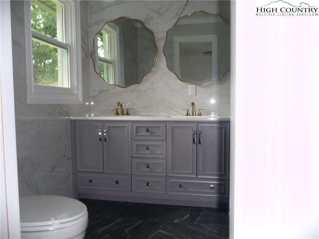 384 New River Heights Property Photo 26