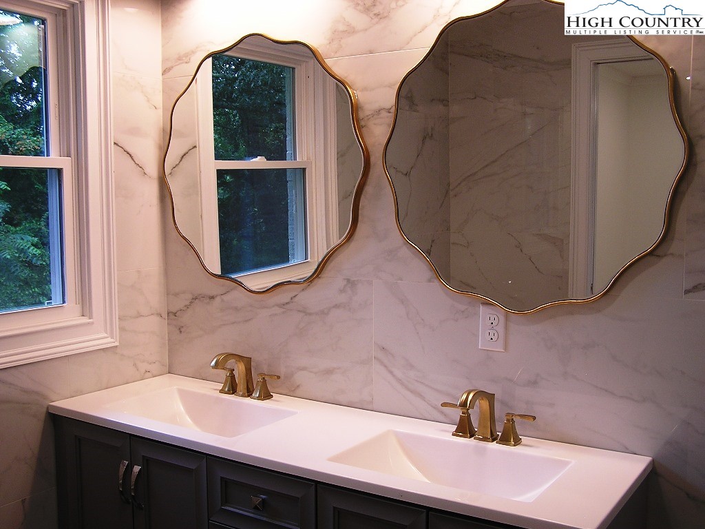 384 New River Heights Property Photo 27
