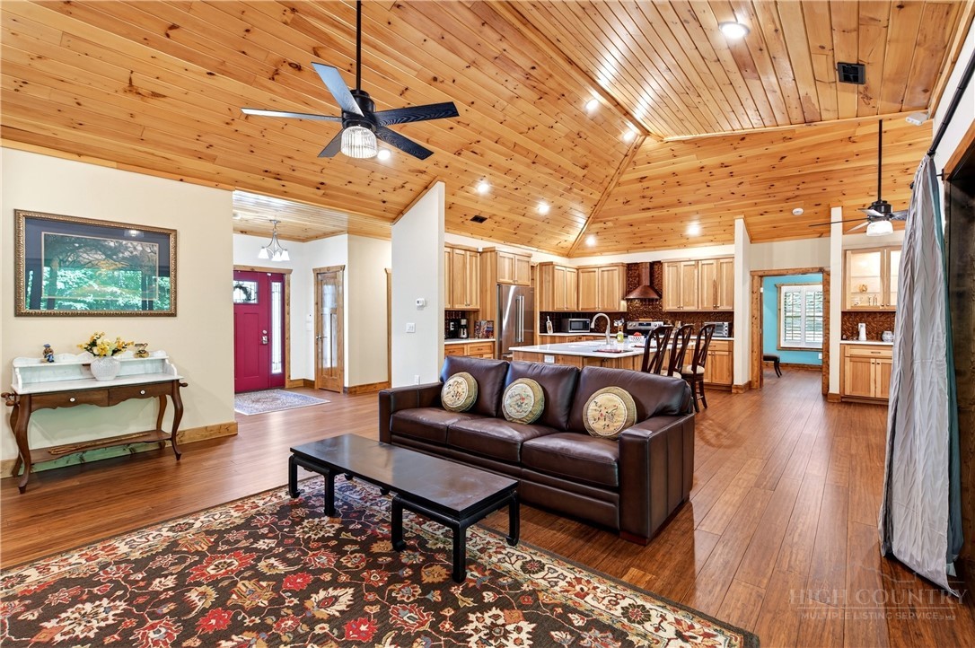 225 Henry's Glen Drive Property Photo 8