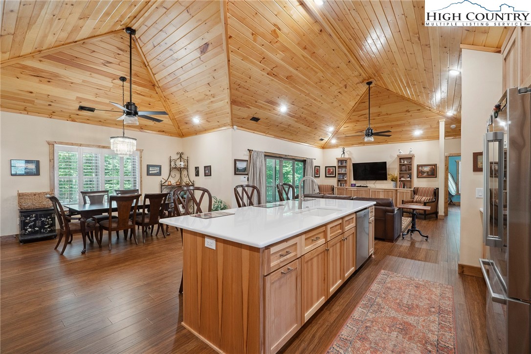225 Henry's Glen Drive Property Photo 16