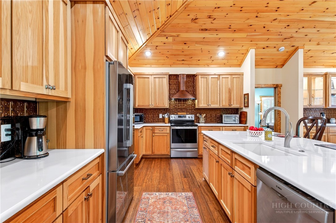 225 Henry's Glen Drive Property Photo 17