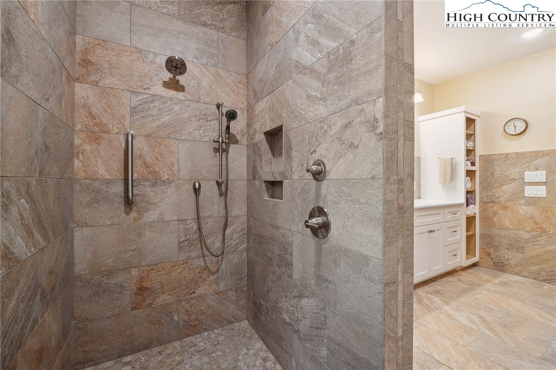 225 Henry's Glen Drive Property Photo 32