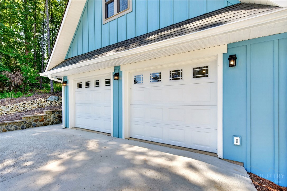 225 Henry's Glen Drive Property Photo 46