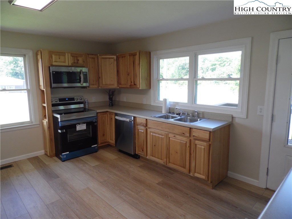 569 N Sparta Parkway Property Photo 5