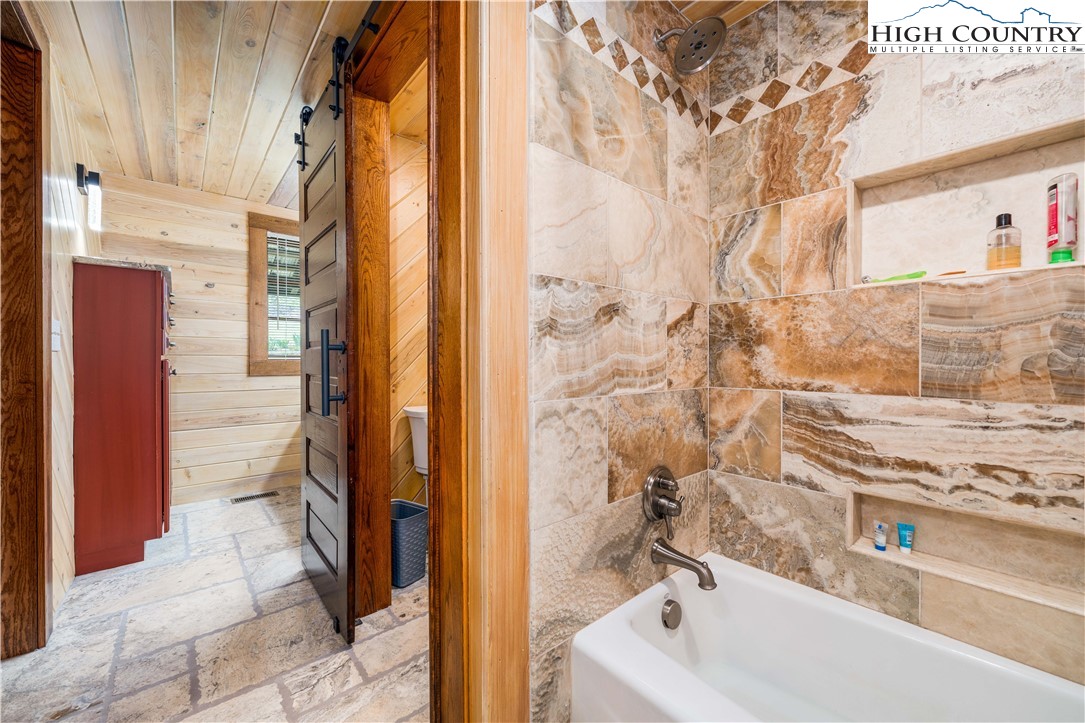 110 N River Lane Property Photo 22