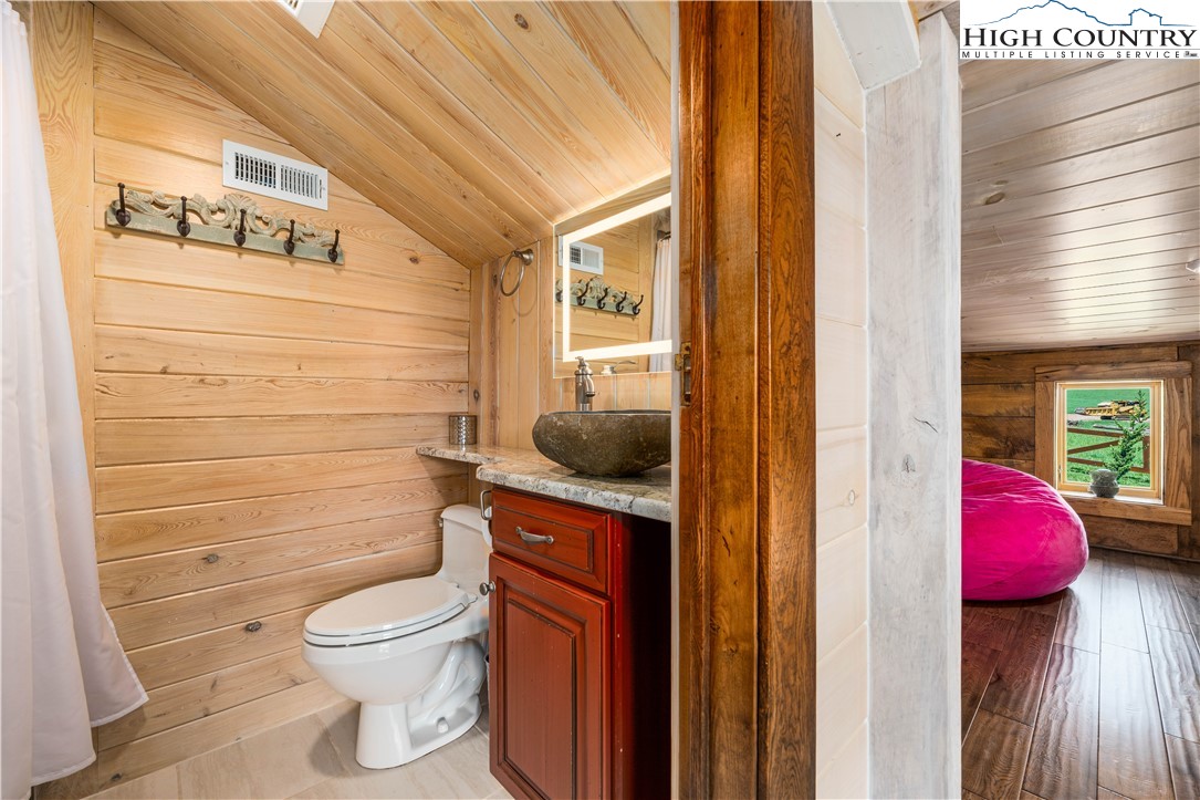110 N River Lane Property Photo 26