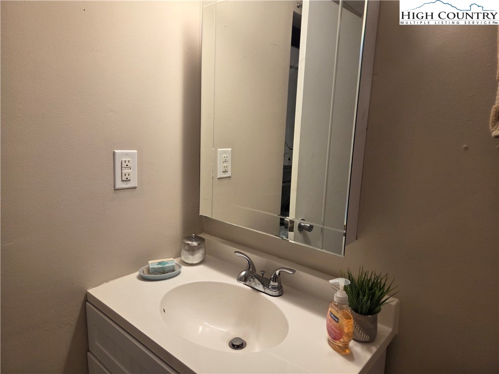 24 Laurel Drive C Property Photo 8