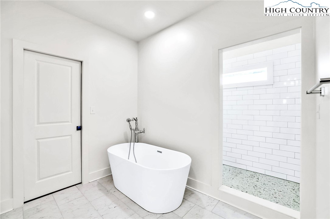 201 Whispering River Drive Property Photo 30
