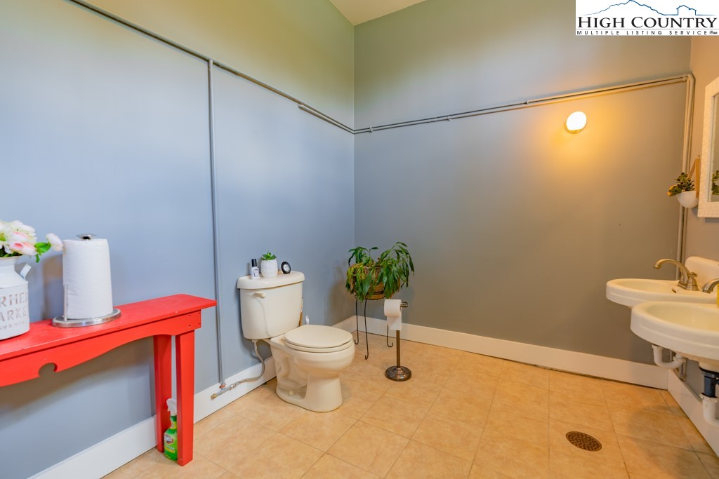 1080 Main Street Nw Property Photo 9